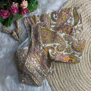 Chemisier en soie à col cœur richement orné |   Chemise de soirée brodée à manches courtes, rembourrée, de créateur |   Style Latkan à dos ouvert - Product Image 3