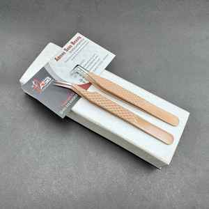 Pince à épiler professionnelle en acier inoxydable japonais brun clair avec logo personnalisé, testée à la main, courbée, à pointe isolante et pointue - Product Image 2