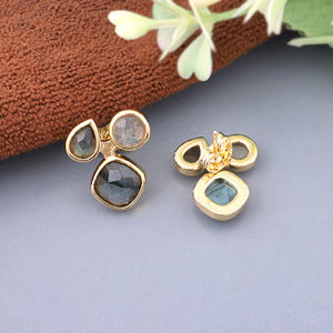Pendientes al por mayor de gemas naturales, labradorita multicolor, aretes de latón chapados en oro de 18k, triple gema, par pequeño. - Product Image 2