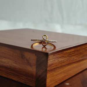 แหวนทองคำ 18K ประดับเพชรทรงอินฟินิตี้สำหรับผู้หญิง ดีไซน์เรียบหรู ประดับเพชรแบบ Pave สวยงาม เหมาะสำหรับงานแต่งงาน งานเลี้ยง หรือใส่ในชีวิตประจำวัน เป็นของขวัญสุดหรู - Product Image 3