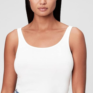 Camiseta sin mangas acanalada para mujer, ligera, transpirable, sin costuras, con cuello redondo, logo frontal, corte casual recortado, 100% algodón - Product Image 1