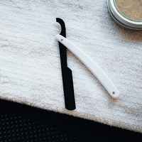 Navaja de barbero alemana de acero inoxidable con mango delgado de plástico y acero para afeitar la barba