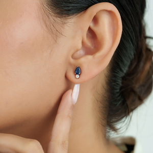 Boucles d'oreilles clous délicates en or blanc 14 carats pur, saphir bleu et diamant, personnalisées et légères, cadeau de remise de diplôme, bijoux - Product Image 2