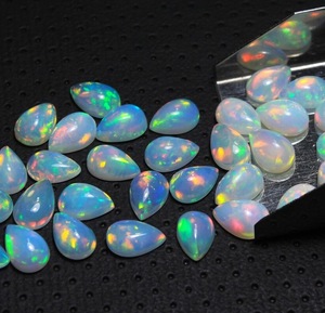 Opale arc-en-ciel naturelle d'Éthiopie, base blanche, pierre précieuse en vrac, opale cabochon multicolore en forme de poire pour la vente en gros de bijoux - Product Image 1