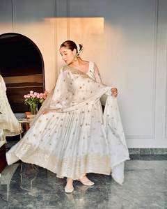 Ensemble indien Anarkal brodé blanc, robe à manches longues, pantalon évasé, dupatta, tenue de fête et de mariage pour femmes - Product Image 1