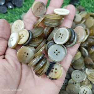 Botón de cuerno de buey natural marrón, hecho a mano, accesorio de costura para abrigos y prendas, al mejor precio. - Product Image 4