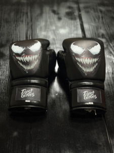Guantes de boxeo de cuero personalizados, cierre con cordones, guantes de combate con impresión por sublimación, correa de muñeca ajustable para boxeo - Product Image 2
