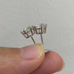 Boucles d'oreilles classiques à 6 griffes en diamant de laboratoire, plaqué or 9 carats, taille brillant, solitaire, diamants remplis certifiés IGI, pour femme, haute joaillerie - Product Image 2