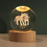 Boule de cristal de dessin animé en gros, lumineuse, sculptée en 3D, veilleuse, ornements de bureau, cadeaux créatifs, souvenirs, décoration en cristal
