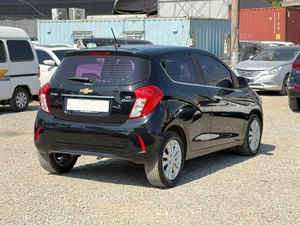 Voiture compacte d'occasion noire en bon état, modèle 2017, idéale pour les trajets urbains, essence - Product Image 2