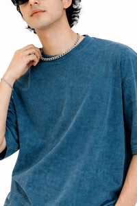 เสื้อยืดคอกลมแขนสั้นทรงปกติสำหรับผู้ชาย สีพื้น ย้อมสีแบบ Garment Dyed เนื้อผ้าเจอร์ซีย์คอตตอน 220 กรัม ระบายอากาศได้ดี สกรีนโลโก้ด้านหน้า สไตล์ลำลอง - Product Image 5
