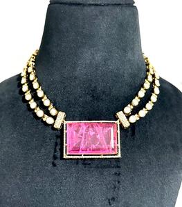 Conjunto de collar inspirado en Sabyasachi con piedra AD rosa y aretes a juego, chapado en oro, joyería nupcial llamativa. - Product Image 4