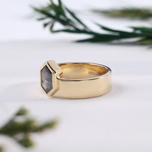 Anillo Minimalista de Oro Amarillo con Diamante de Corte Hexagonal para Hombre, Banda Ancha y Gruesa, Cristal Negro Geométrico, Joyería Fina de Compromiso, Regalo para Él - Product Image 1