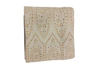 Tissu brodé blanc en jersey/coton avec motif géométrique ajouré et broderie médaillon, matière douce pour robes – Meilleure vente - Product Image 5