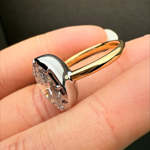 Anillo de Compromiso Ovalado de Moissanita de 3 Quilates Iced Jewelz, el Más Vendido, en Oro Amarillo de 14k con Engaste de Garras y Certificación IGI - Product Image 5