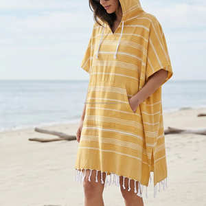 Kaftan de plage en coton recyclé tissé, poncho de surf à capuche, serviette Peshtemal à séchage rapide, robe de change avec poches et pompons - Product Image 6