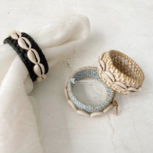 Ensemble de 6 anneaux de serviette en rotin et coquillages artisanaux, naturels, bleus et noirs, décoration de table parfaite, articles de cuisine du Vietnam - Product Image 1