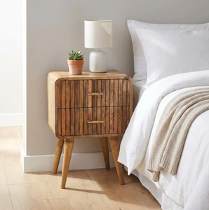 Mesa de Noche de Madera Tradicional Vintage con Dos Cajones y Tiradores Metálicos, Mesa Auxiliar Rústica Marrón para Dormitorio, Construcción de Madera Maciza - Product Image 1