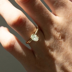 Anillo de compromiso solitario de oro amarillo de 14K con diamante de laboratorio de corte ovalado de 1 quilate verde claro elegante y engaste de puntas para mujer, venta al por mayor - Product Image 4
