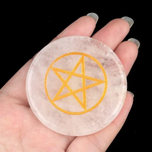 Plaque de Rechargement Ronde en Sélénite Blanche Naturelle en Gros avec Pentagramme Doré Gravé, Disque de Purification en Cristal Reiki - Product Image 1