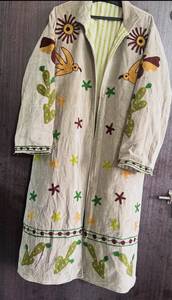 Manteau long en velours vert olive fait main sur mesure, avec des motifs floraux gris et des appliques géométriques sur le bord - Product Image 5