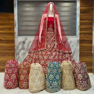 ชุดเลเฮนกาโชลีสีแดงเข้มสุดหรู พร้อมขอบลายหอยเชลล์ ตกแต่งด้วยงานปักลายดอกไม้ดิ้นทองอย่างประณีต ชุดแต่งงานอินเดียดีไซเนอร์ พร้อมผ้าคลุมหน้า - Product Image 1