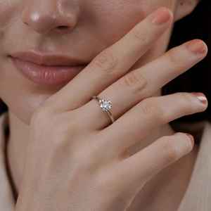 Bague de fiançailles en moissanite taille brillant rond pour femme, en argent 925, cadeau raffiné pour demande en mariage, idéal pour les fêtes de fiançailles - Product Image 3