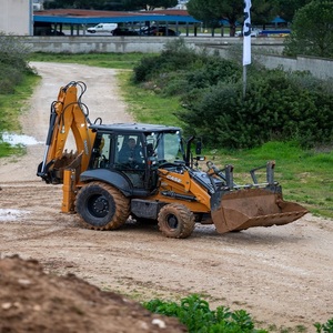 Chargeuse-pelleteuse d'occasion pour projets d'excavation, dotée d'un moteur puissant et d'une forte force de godet. - Product Image 1