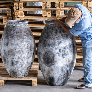 Maceta de cerámica desgastada con borde festoneado y crestas, perfecta para macetas rústicas de decoración de interior o jardín para Decoración - Product Image 3