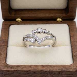 Bague pavée incurvée en moissanite taille ronde en forme de V, bande chevron, religieuse, en argent 925, cadeau de fiançailles, bijoux de fête - Product Image 1