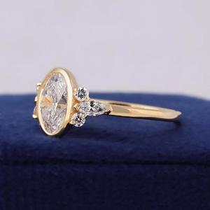 Anillo de compromiso con diamante de corte ovalado y engaste de bisel en oro amarillo macizo con piedras laterales de diamante redondas, anillo solitario de inspiración vintage. - Product Image 2