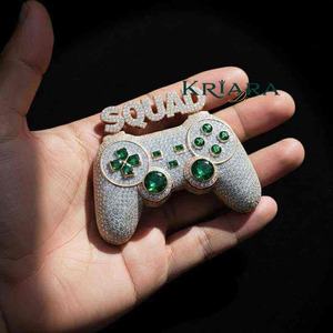 จี้รูปจอยเกมส์ประดับเพชรโมอิสซาไนต์ทรงกลมเจียระไนแบบเหลี่ยมและเพชรเม็ดเล็กๆ ของขวัญสุดหรูสำหรับทุกเพศ - Product Image 6