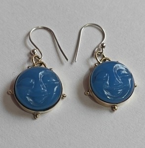 Superbes boucles d'oreilles pendantes en calcédoine ronde de 8 mm, motif pleine lune, plaqué or 24 carats, monture en argent, cadeau de fiançailles pour nouveau couple - Product Image 1