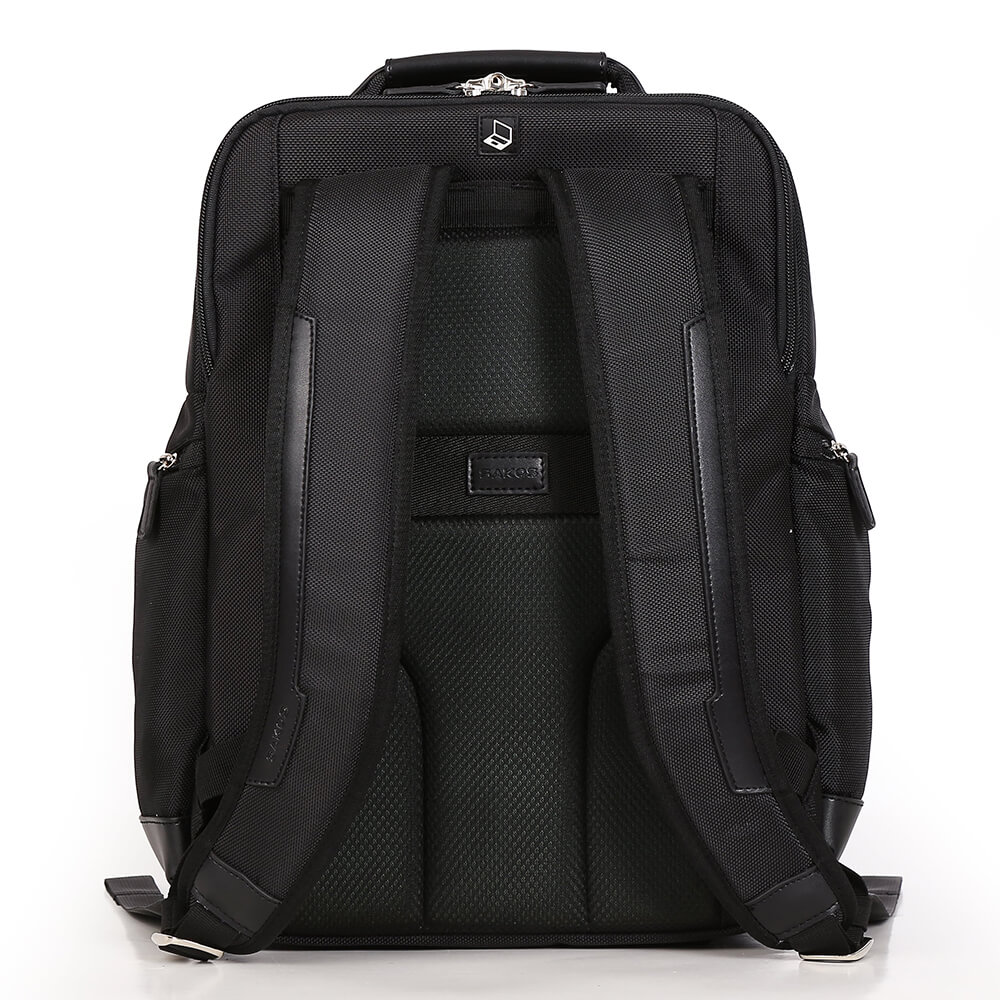 Negro combinado con negro.