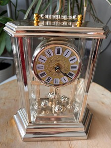 Reloj de Escritorio de Latón en Oferta, Forma Rectangular, Números Romanos, Movimiento Mecánico, Silencioso, Sin Tictac, Sonido de Campana a las Horas, Tradicional - Product Image 3