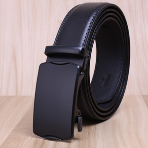 Ceinture décontractée pour homme avec boucle automatique en alliage, design perforé et détail lettré - Product Image 4