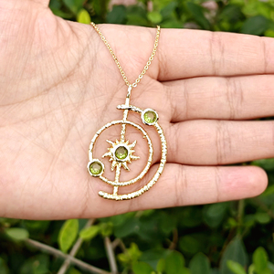 Collar de latón chapado en oro hecho a mano con peridoto y cuarzo, colgante de sol celestial con diseño de órbita del sistema solar, joyería para mujer para cóctel - Product Image 3