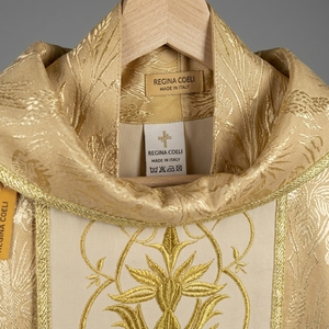 Chasuble Damassée Dorée Premium avec Orphréage Métallique Brodé Lourd – Vêtement Liturgique - Product Image 6