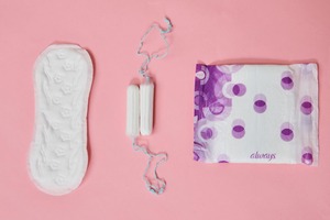 Toallas sanitarias en oferta con control de olores y comodidad suave para la piel, disponibles a un precio asequible para mujeres. - Product Image 4