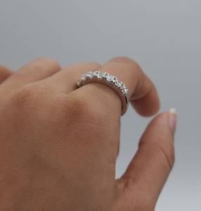 Bague en or avec 7 diamants de laboratoire de 1,05 carat |   Bijoux de mariage et d'anniversaire empilables en or 18 carats certifiés IGI - Product Image 3