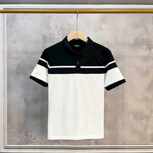 T-shirt mignon Mickey pour femmes - Tissu en coton doux et respirant, style décontracté, parfait à porter avec des jeans, des jupes ou des shorts - Product Image 3