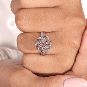 Anillo de Compromiso y Matrimonio de Lujo con Certificado IGI, Chapado en Oro Rosa, Corte Octogonal de 3.11 Quilates, con Halo Rosa - Product Image 1