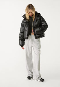 Veste matelassée noire OEM pour femme, à capuche métallique, fermeture éclair intégrale et cordon de serrage, style doudoune, pour l'hiver - Product Image 2