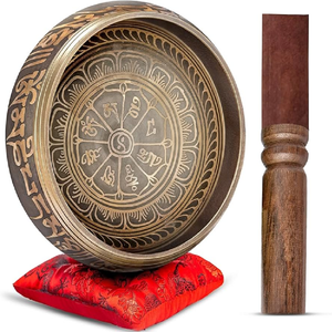 Ensemble de bols chantants tibétains avec marteau en bois et coussin rouge orné de mantras, disponible à prix de gros. - Product Image 1