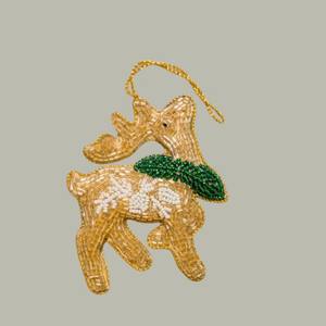 Adorno Colgante de Ciervo Hecho a Mano con Zari |   Adorno Colgante Decorativo de Reno con Cuentas Doradas e Hilo Metálico Zari - Product Image 1
