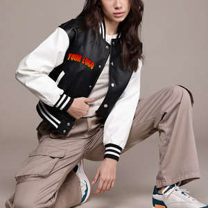 Chaqueta Varsity Unisex de Cuero PU, Negra con Mangas Blancas, Cuello Camisero, Largo Regular, Estilo Casual para Otoño - Product Image 2