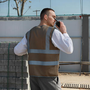 Gilet de sécurité réfléchissant haute visibilité avec plusieurs poches, fermeture éclair et porte-badge, idéal pour les chantiers de construction - Product Image 3