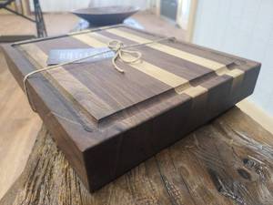 Planche à découper en bois d'acacia, fabriquée à la main par un artisan professionnel. - Product Image 2