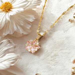 NIKHIL GEMS - Colgante de Flor de Cristal Rosa y Blanco Inspirado en Princesas, Plata 925 Chapada en Oro, Certificado por Terceros, Elegante y Vintage - Product Image 3