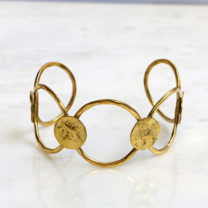 Bracelet manchette circulaire en laiton martelé Aurelia - Bracelet géométrique organique - Jonc ouvert doré forgé à la main - Product Image 3